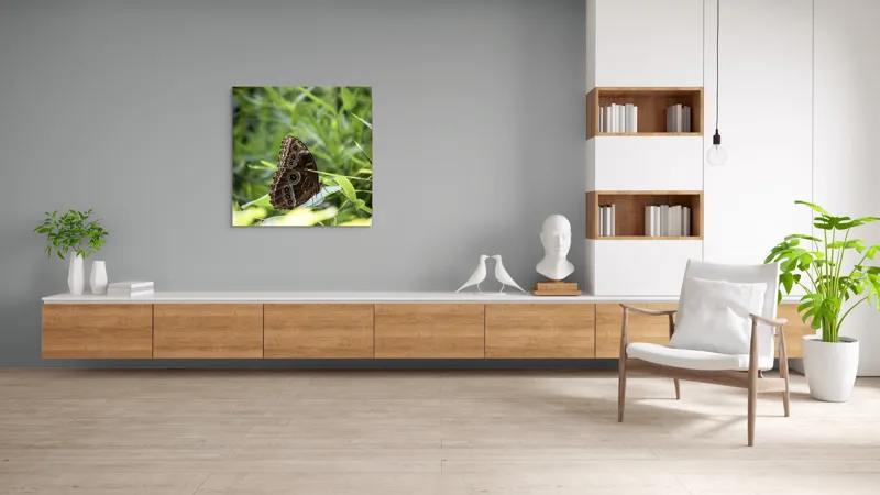Tablou Canvas, "Fluture în reflexii de lumină verde", Fluture, Aripi, Natură, Verde, Frunze, Detaliu, Fragilitate, Eleganță, Lumină, 100 x 100 cm – poza 8