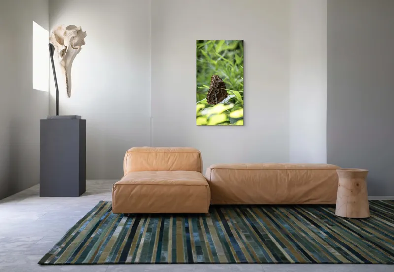Tablou Canvas, "Fluture în reflexii de lumină verde", Fluture, Aripi, Natură, Verde, Frunze, Detaliu, Fragilitate, Eleganță, Lumină, 50 x 90 cm – poza 5