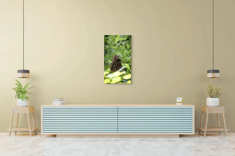 Tablou Canvas, "Fluture în reflexii de lumină verde", Fluture, Aripi, Natură, Verde, Frunze, Detaliu, Fragilitate, Eleganță, Lumină, 50 x 90 cm – poza 6