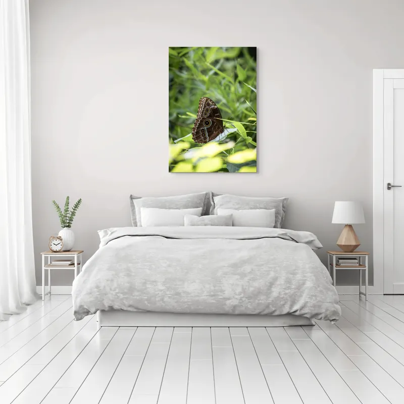 Tablou Canvas, "Fluture în reflexii de lumină verde", Fluture, Aripi, Natură, Verde, Frunze, Detaliu, Fragilitate, Eleganță, Lumină, 70 x 100 cm – poza 3