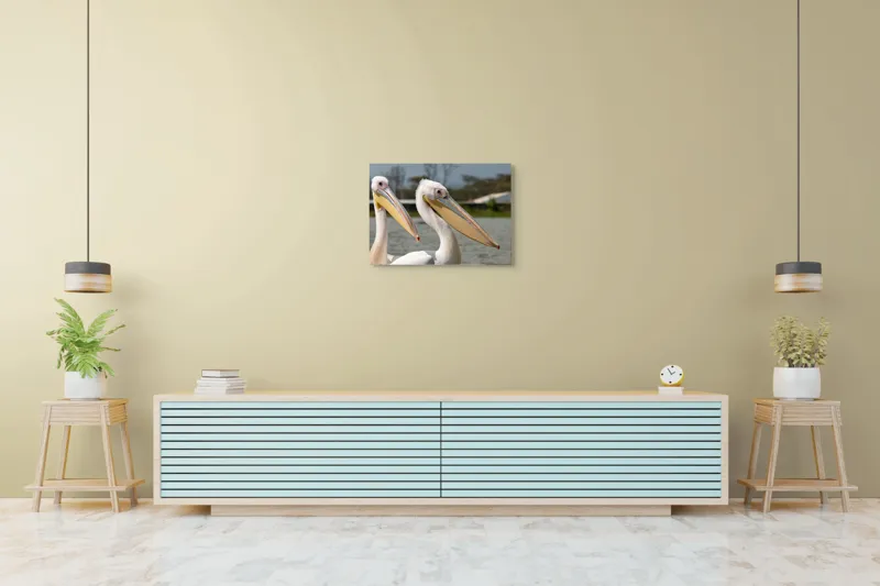 Tablou Canvas, "Pelicani la malul apei", Nu pot spune cine sunt în imagine, dar sunt doi pelicani albi cu ciocuri proeminente, aflați lângă o apă., 70 x 50 cm – poza 7
