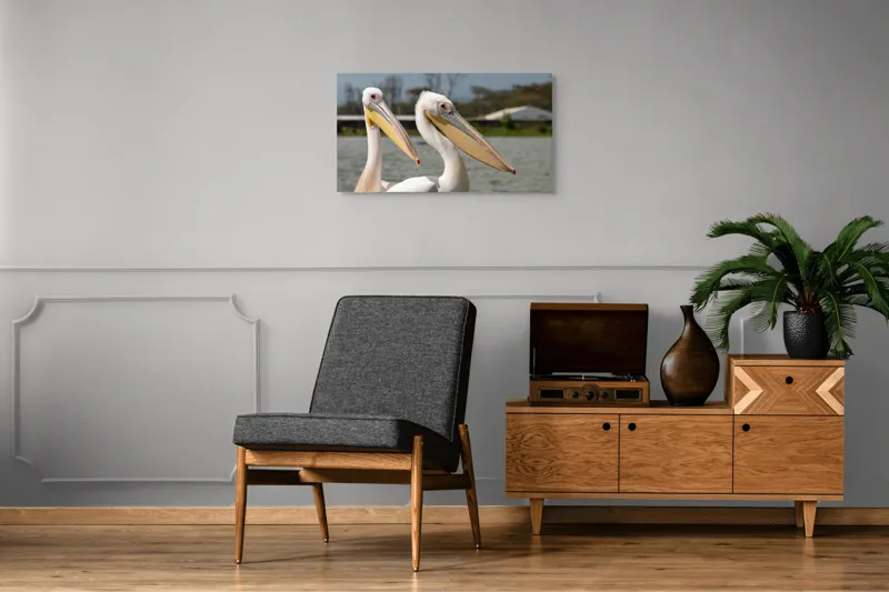 Tablou Canvas, "Pelicani la malul apei", Nu pot spune cine sunt în imagine, dar sunt doi pelicani albi cu ciocuri proeminente, aflați lângă o apă., 90 x 50 cm – poza 6