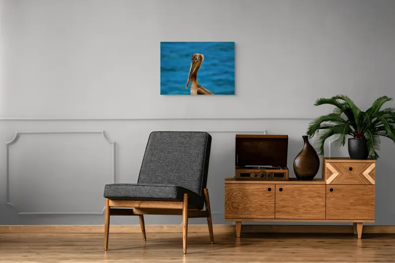 Tablou Canvas, "Pelican visând la orizont albastru", Pasăre, Pelican, Albastru, Ocean, Penaj, Cioc, Natură, Apă, Portret, Wildflife, 70 x 50 cm – poza 4