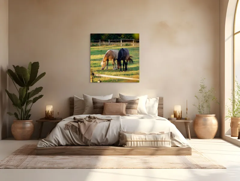 Tablou Canvas, "Doi cai păscând relaxați împreună", Cal, Pășune, Verdeață, Gard, Lumină, Blană, Împreună, Natură, 100 x 100 cm – poza 4