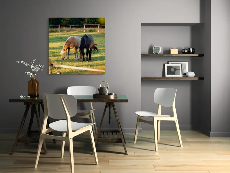 Tablou Canvas, "Doi cai păscând relaxați împreună", Cal, Pășune, Verdeață, Gard, Lumină, Blană, Împreună, Natură, 100 x 100 cm – poza 6