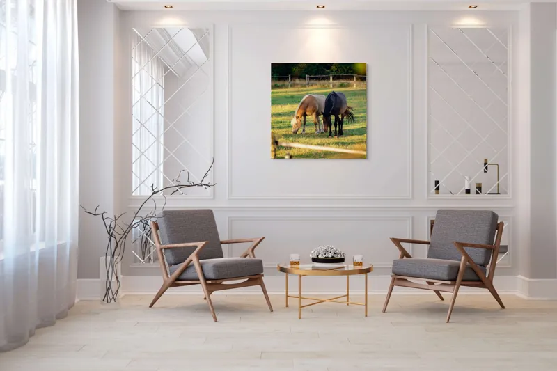 Tablou Canvas, "Doi cai păscând relaxați împreună", Cal, Pășune, Verdeață, Gard, Lumină, Blană, Împreună, Natură, 100 x 100 cm – poza 7