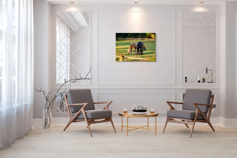 Tablou Canvas, "Doi cai păscând relaxați împreună", Cal, Pășune, Verdeață, Gard, Lumină, Blană, Împreună, Natură, 100 x 70 cm – poza 5