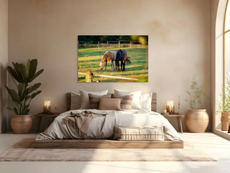 Tablou Canvas, "Doi cai păscând relaxați împreună", Cal, Pășune, Verdeață, Gard, Lumină, Blană, Împreună, Natură, 150 x 100 cm – poza 4