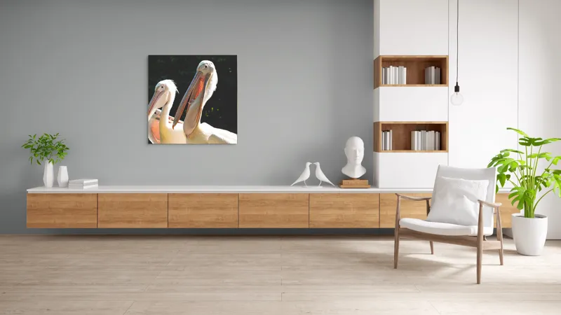 Tablou Canvas, "Pelicani la soare în grup prietenos", Pelicani, Penaj, Ciocuri, Natura, Verdeață, Lumină, Grup, Serenitate, 100 x 100 cm – poza 8