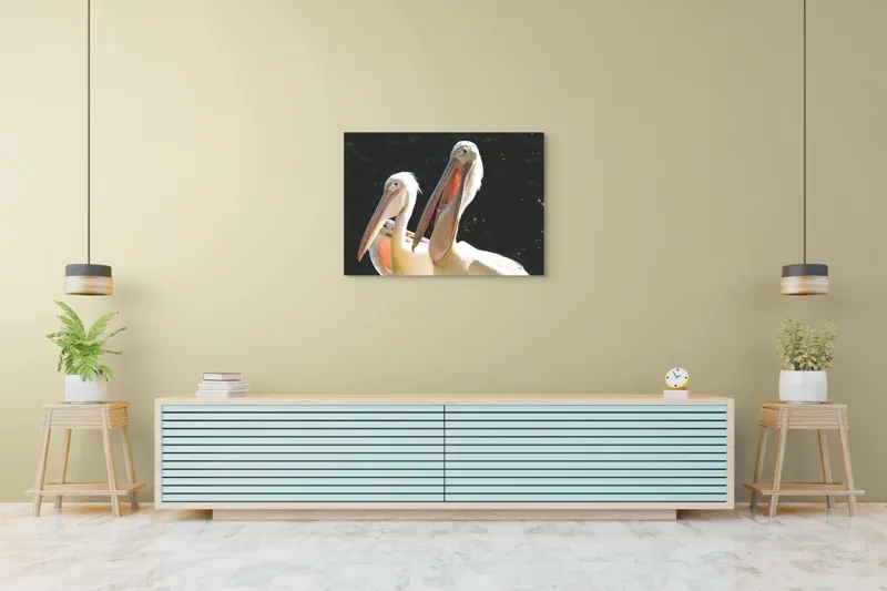 Tablou Canvas, "Pelicani la soare în grup prietenos", Pelicani, Penaj, Ciocuri, Natura, Verdeață, Lumină, Grup, Serenitate, 100 x 70 cm – poza 4