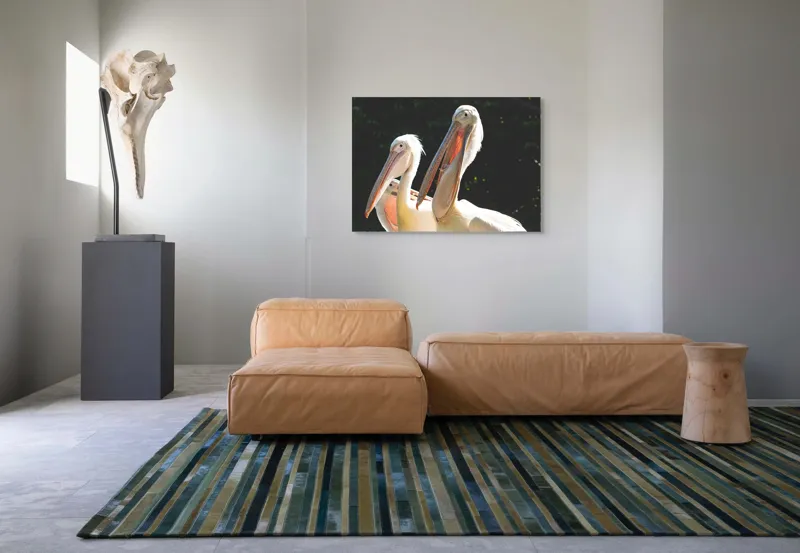 Tablou Canvas, "Pelicani la soare în grup prietenos", Pelicani, Penaj, Ciocuri, Natura, Verdeață, Lumină, Grup, Serenitate, 100 x 70 cm – poza 7