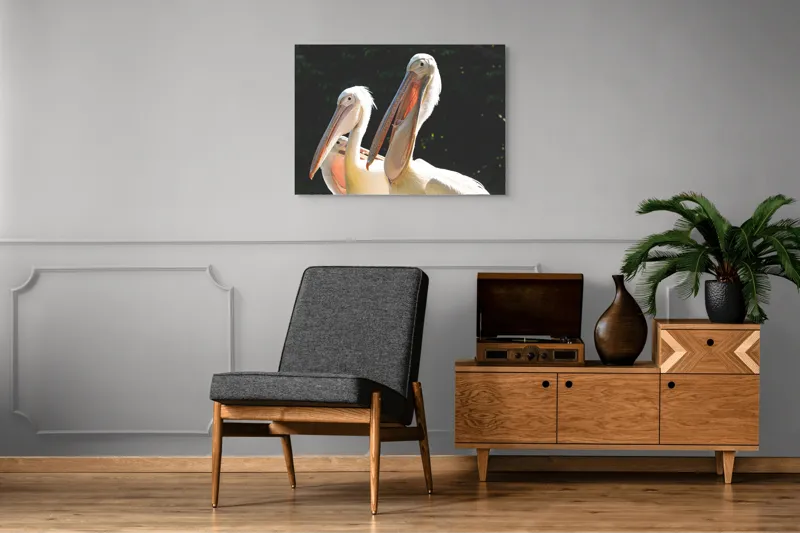 Tablou Canvas, "Pelicani la soare în grup prietenos", Pelicani, Penaj, Ciocuri, Natura, Verdeață, Lumină, Grup, Serenitate, 100 x 70 cm – poza 8