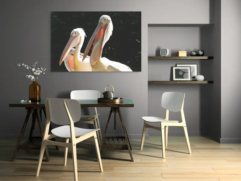 Tablou Canvas, "Pelicani la soare în grup prietenos", Pelicani, Penaj, Ciocuri, Natura, Verdeață, Lumină, Grup, Serenitate, 150 x 100 cm – poza 5