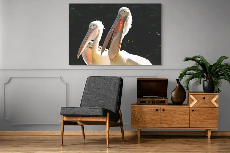 Tablou Canvas, "Pelicani la soare în grup prietenos", Pelicani, Penaj, Ciocuri, Natura, Verdeață, Lumină, Grup, Serenitate, 150 x 100 cm – poza 8