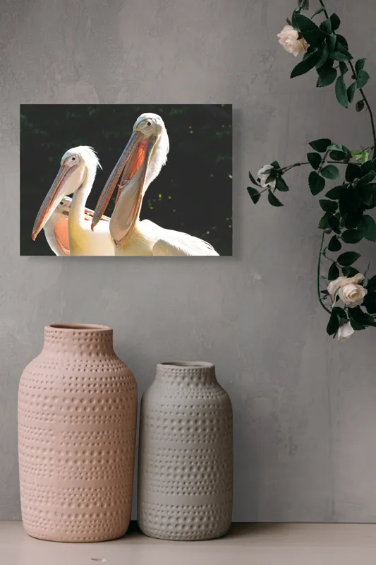 Tablou Canvas, "Pelicani la soare în grup prietenos", Pelicani, Penaj, Ciocuri, Natura, Verdeață, Lumină, Grup, Serenitate, 54 x 39 cm – poza 8