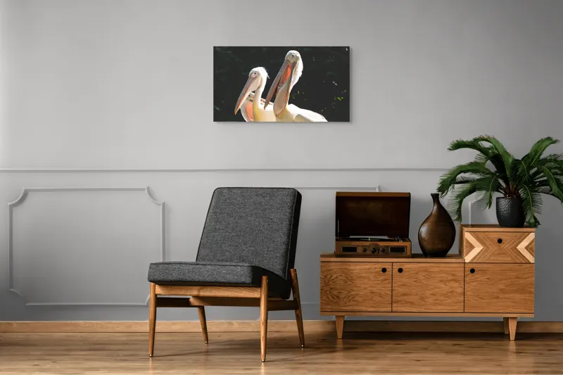 Tablou Canvas, "Pelicani la soare în grup prietenos", Pelicani, Penaj, Ciocuri, Natura, Verdeață, Lumină, Grup, Serenitate, 90 x 50 cm – poza 6