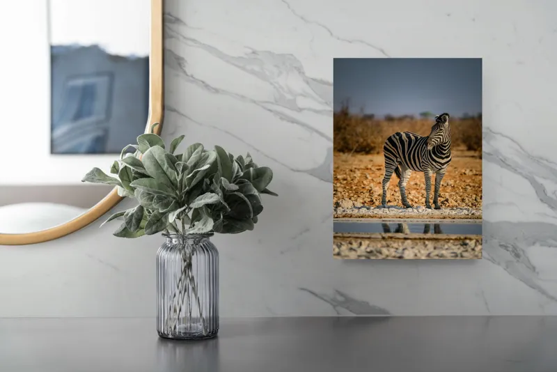 Tablou Canvas, "Zebra singuratică în savană africană", Zebră, Dungată, Savana, Apus, Solitară, Peisaj, Reflecție, Calmă., 26 x 39 cm – poza 4