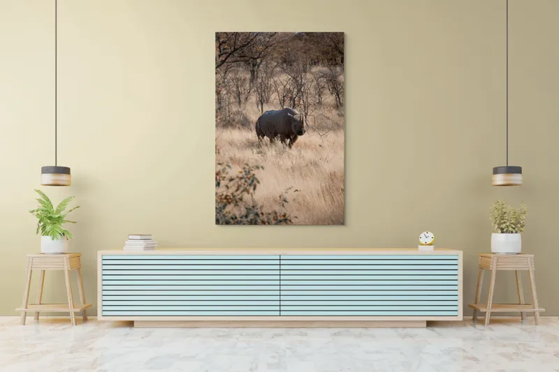 Tablou Canvas, "Rinocerul solitar în savană toamna", Rinocer, Savana, Vegetație, Tufisuri, Cer, Natură, Sălbăticie, Solitudine, Pământiu, Calm, Peisaj, Serenitate, 100 x 150 cm – poza 4