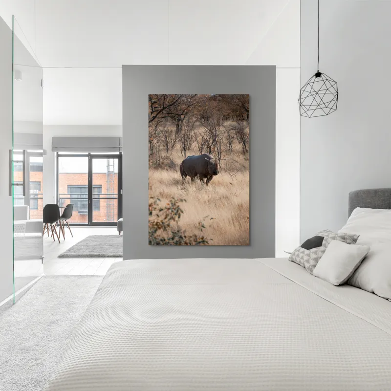 Tablou Canvas, "Rinocerul solitar în savană toamna", Rinocer, Savana, Vegetație, Tufisuri, Cer, Natură, Sălbăticie, Solitudine, Pământiu, Calm, Peisaj, Serenitate, 100 x 150 cm – poza 5