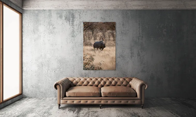 Tablou Canvas, "Rinocerul solitar în savană toamna", Rinocer, Savana, Vegetație, Tufisuri, Cer, Natură, Sălbăticie, Solitudine, Pământiu, Calm, Peisaj, Serenitate, 100 x 150 cm – poza 6