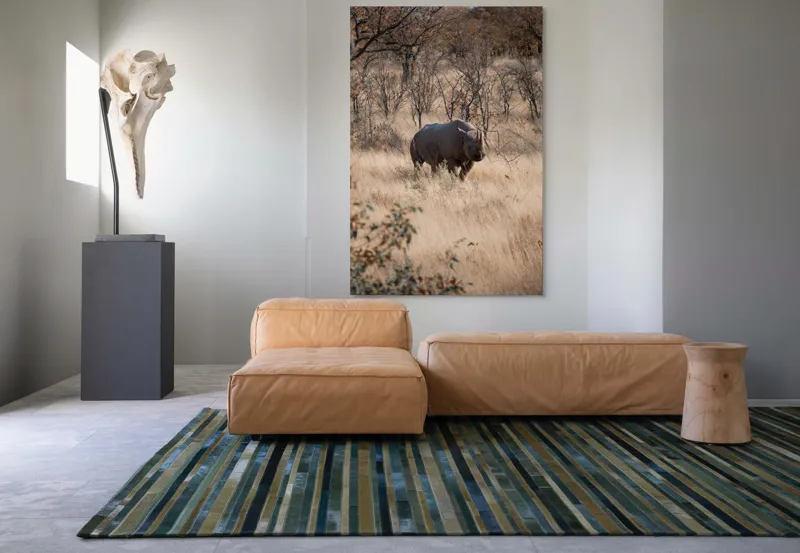Tablou Canvas, "Rinocerul solitar în savană toamna", Rinocer, Savana, Vegetație, Tufisuri, Cer, Natură, Sălbăticie, Solitudine, Pământiu, Calm, Peisaj, Serenitate, 100 x 150 cm – poza 7
