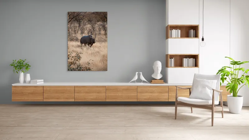 Tablou Canvas, "Rinocerul solitar în savană toamna", Rinocer, Savana, Vegetație, Tufisuri, Cer, Natură, Sălbăticie, Solitudine, Pământiu, Calm, Peisaj, Serenitate, 100 x 150 cm – poza 8
