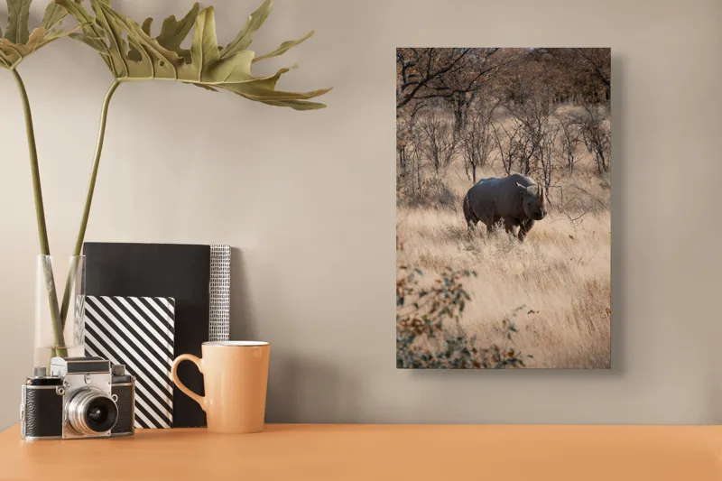 Tablou Canvas, "Rinocerul solitar în savană toamna", Rinocer, Savana, Vegetație, Tufisuri, Cer, Natură, Sălbăticie, Solitudine, Pământiu, Calm, Peisaj, Serenitate, 26 x 39 cm – poza 3