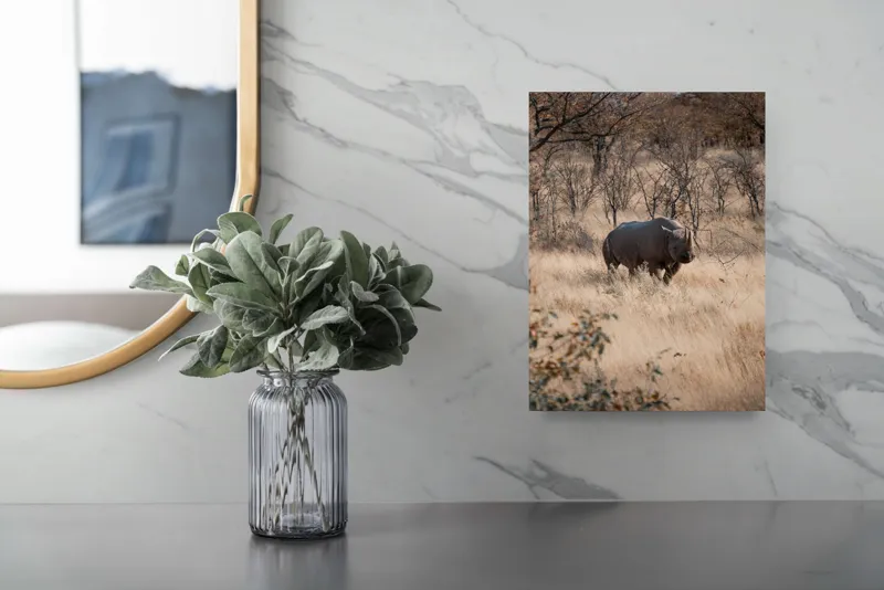 Tablou Canvas, "Rinocerul solitar în savană toamna", Rinocer, Savana, Vegetație, Tufisuri, Cer, Natură, Sălbăticie, Solitudine, Pământiu, Calm, Peisaj, Serenitate, 26 x 39 cm – poza 4