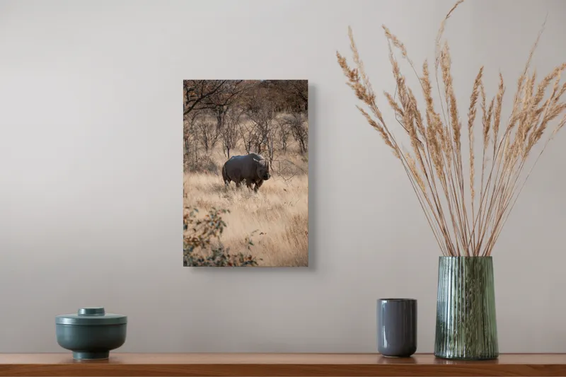 Tablou Canvas, "Rinocerul solitar în savană toamna", Rinocer, Savana, Vegetație, Tufisuri, Cer, Natură, Sălbăticie, Solitudine, Pământiu, Calm, Peisaj, Serenitate, 26 x 39 cm – poza 5