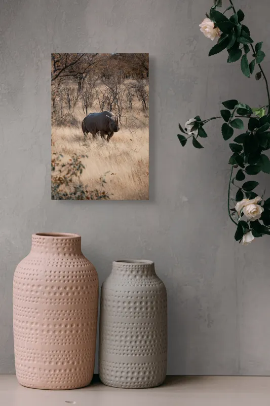 Tablou Canvas, "Rinocerul solitar în savană toamna", Rinocer, Savana, Vegetație, Tufisuri, Cer, Natură, Sălbăticie, Solitudine, Pământiu, Calm, Peisaj, Serenitate, 26 x 39 cm – poza 6