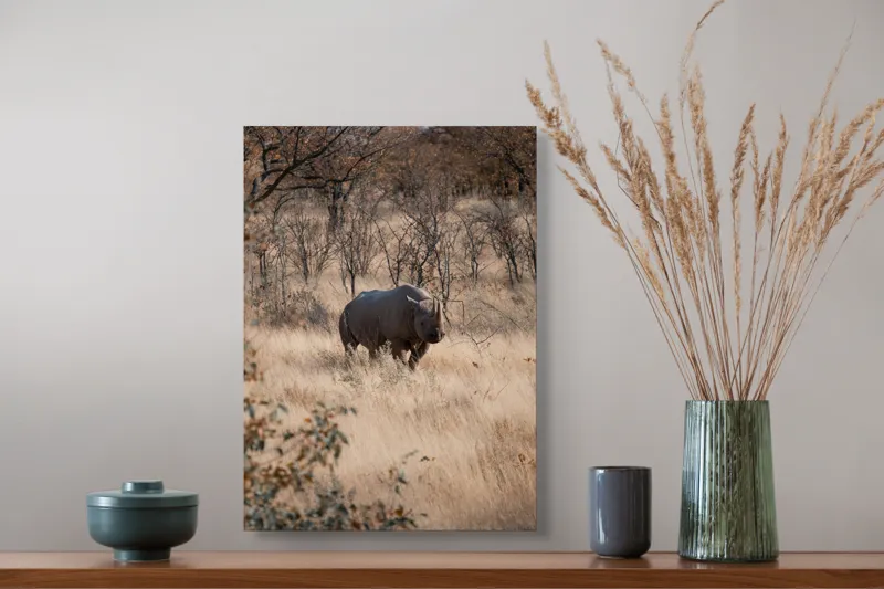 Tablou Canvas, "Rinocerul solitar în savană toamna", Rinocer, Savana, Vegetație, Tufisuri, Cer, Natură, Sălbăticie, Solitudine, Pământiu, Calm, Peisaj, Serenitate, 39 x 54 cm – poza 3
