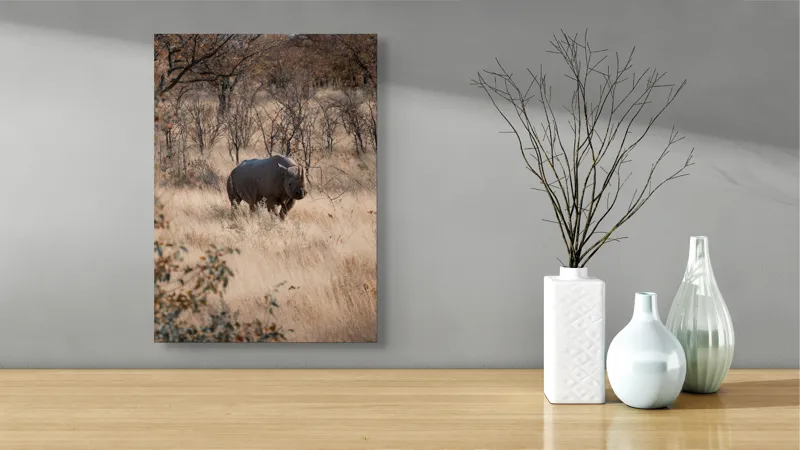 Tablou Canvas, "Rinocerul solitar în savană toamna", Rinocer, Savana, Vegetație, Tufisuri, Cer, Natură, Sălbăticie, Solitudine, Pământiu, Calm, Peisaj, Serenitate, 39 x 54 cm – poza 4