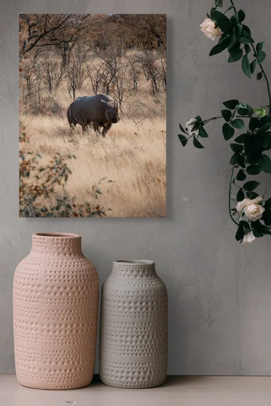 Tablou Canvas, "Rinocerul solitar în savană toamna", Rinocer, Savana, Vegetație, Tufisuri, Cer, Natură, Sălbăticie, Solitudine, Pământiu, Calm, Peisaj, Serenitate, 39 x 54 cm – poza 6