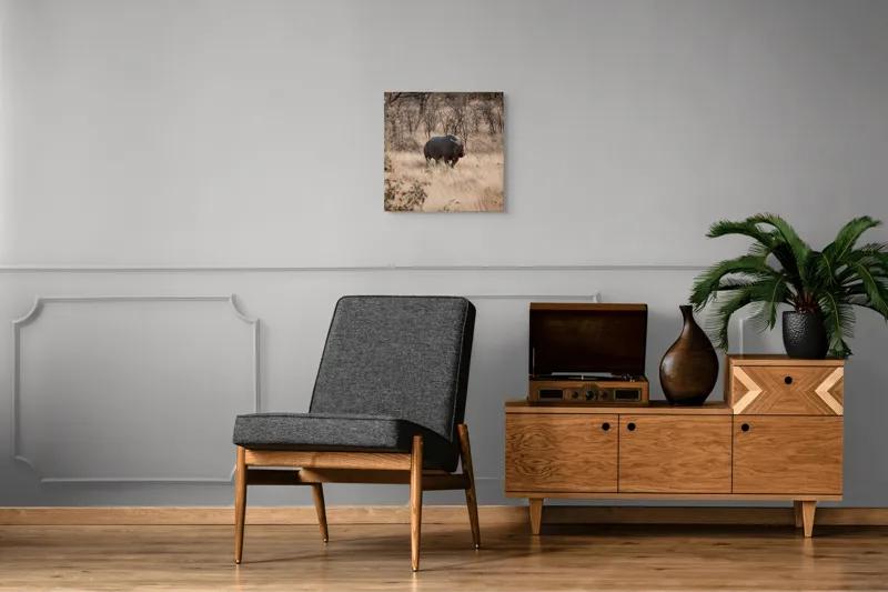 Tablou Canvas, "Rinocerul solitar în savană toamna", Rinocer, Savana, Vegetație, Tufisuri, Cer, Natură, Sălbăticie, Solitudine, Pământiu, Calm, Peisaj, Serenitate, 50 x 50 cm – poza 6