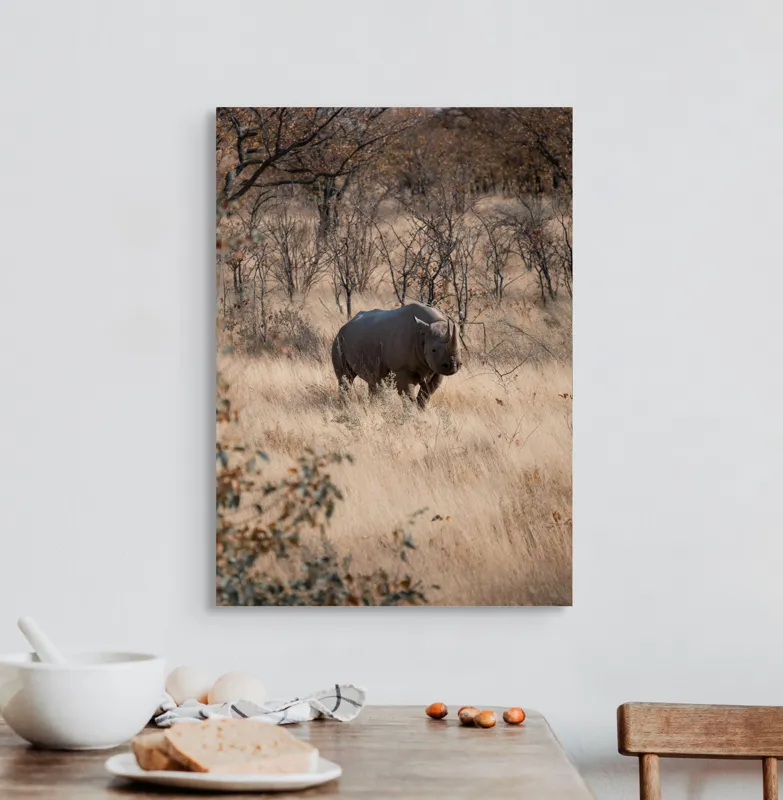 Tablou Canvas, "Rinocerul solitar în savană toamna", Rinocer, Savana, Vegetație, Tufisuri, Cer, Natură, Sălbăticie, Solitudine, Pământiu, Calm, Peisaj, Serenitate, 50 x 70 cm – poza 3
