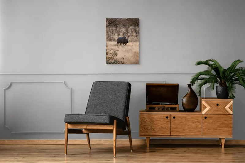 Tablou Canvas, "Rinocerul solitar în savană toamna", Rinocer, Savana, Vegetație, Tufisuri, Cer, Natură, Sălbăticie, Solitudine, Pământiu, Calm, Peisaj, Serenitate, 50 x 70 cm – poza 8