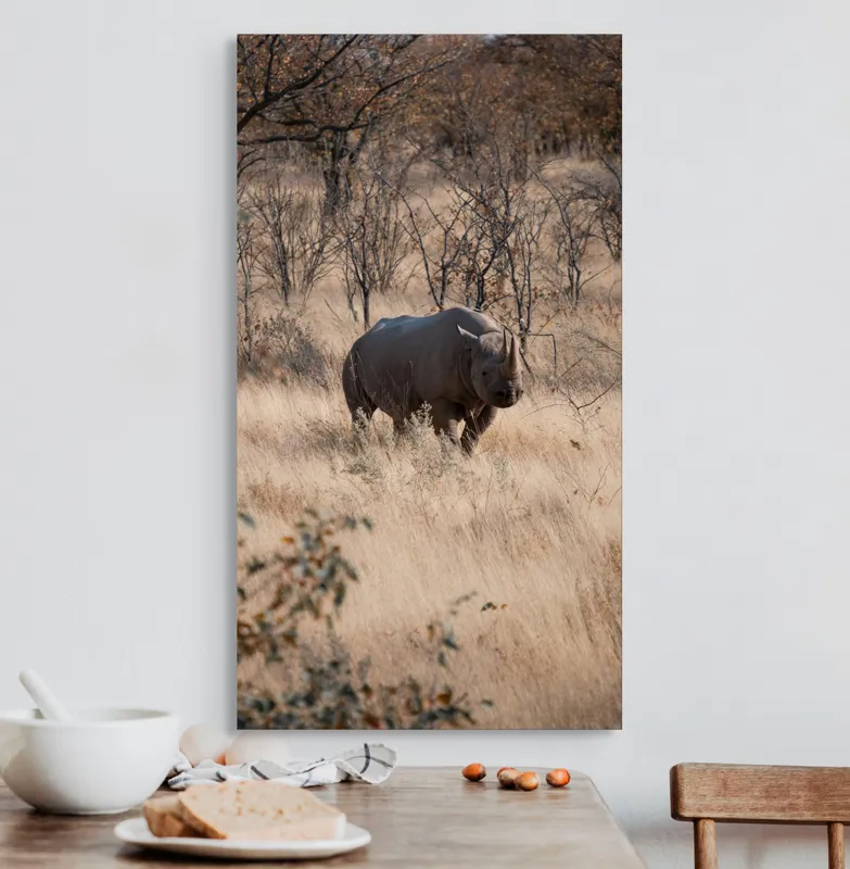Tablou Canvas, "Rinocerul solitar în savană toamna", Rinocer, Savana, Vegetație, Tufisuri, Cer, Natură, Sălbăticie, Solitudine, Pământiu, Calm, Peisaj, Serenitate, 50 x 90 cm – poza 3