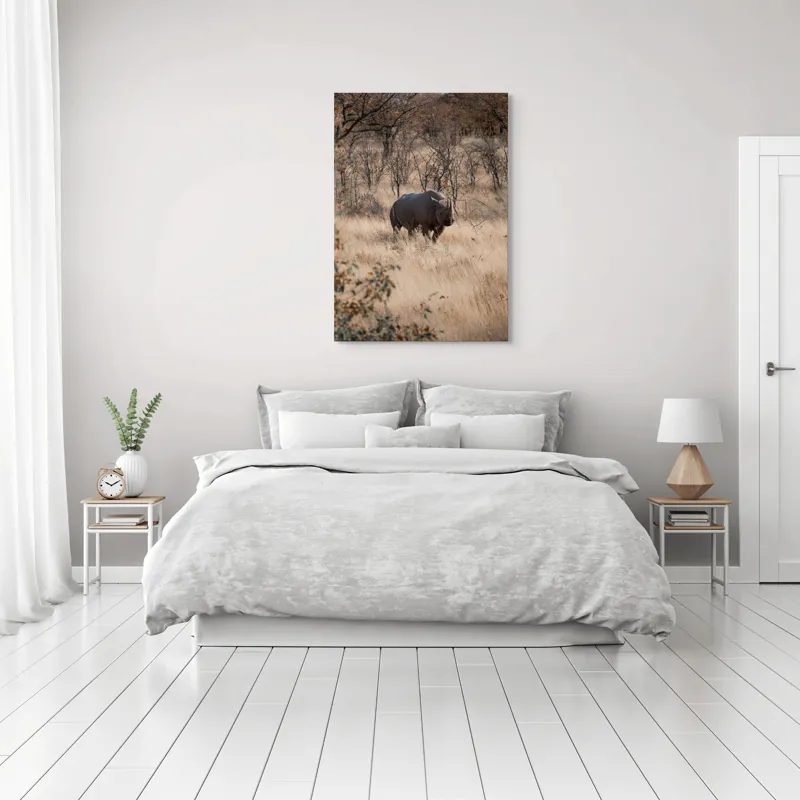 Tablou Canvas, "Rinocerul solitar în savană toamna", Rinocer, Savana, Vegetație, Tufisuri, Cer, Natură, Sălbăticie, Solitudine, Pământiu, Calm, Peisaj, Serenitate, 70 x 100 cm – poza 3