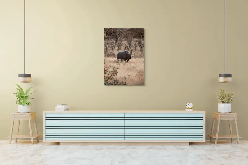 Tablou Canvas, "Rinocerul solitar în savană toamna", Rinocer, Savana, Vegetație, Tufisuri, Cer, Natură, Sălbăticie, Solitudine, Pământiu, Calm, Peisaj, Serenitate, 70 x 100 cm – poza 5