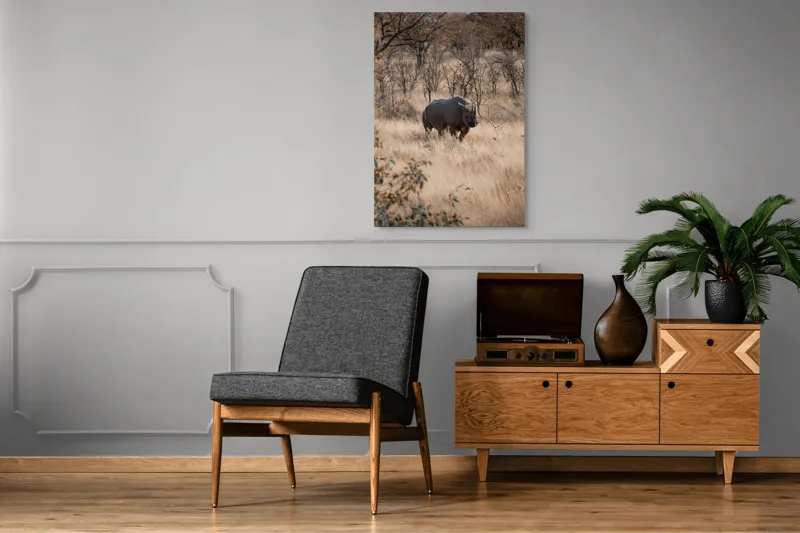 Tablou Canvas, "Rinocerul solitar în savană toamna", Rinocer, Savana, Vegetație, Tufisuri, Cer, Natură, Sălbăticie, Solitudine, Pământiu, Calm, Peisaj, Serenitate, 70 x 100 cm – poza 6