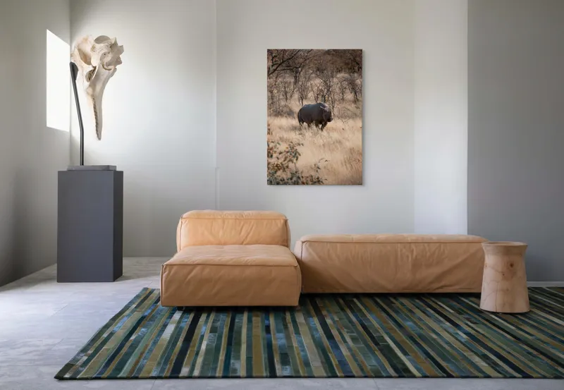 Tablou Canvas, "Rinocerul solitar în savană toamna", Rinocer, Savana, Vegetație, Tufisuri, Cer, Natură, Sălbăticie, Solitudine, Pământiu, Calm, Peisaj, Serenitate, 70 x 100 cm – poza 7