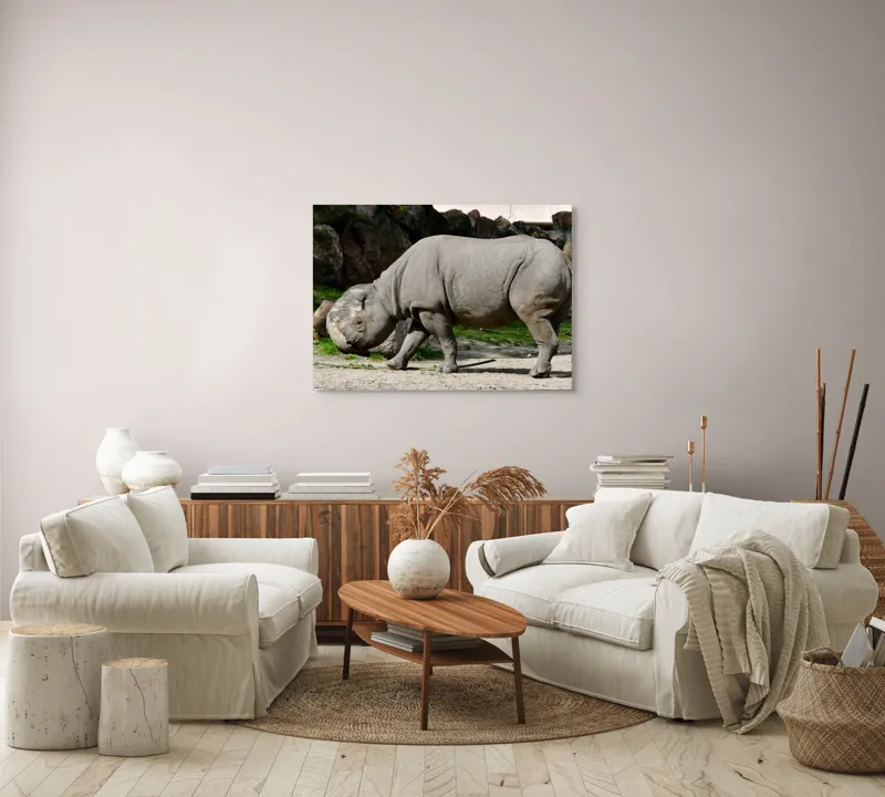 Tablou Canvas, "Rinocerul în habitatul său natural", Rhino, Piatra, Copaci, Umbre, Texturi, Nisip, Verdeață, Lumina, 100 x 70 cm – poza 3