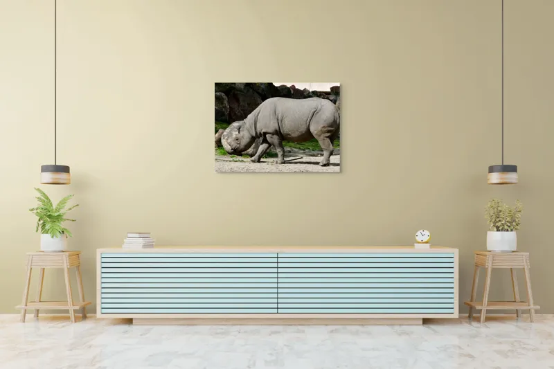 Tablou Canvas, "Rinocerul în habitatul său natural", Rhino, Piatra, Copaci, Umbre, Texturi, Nisip, Verdeață, Lumina, 100 x 70 cm – poza 4