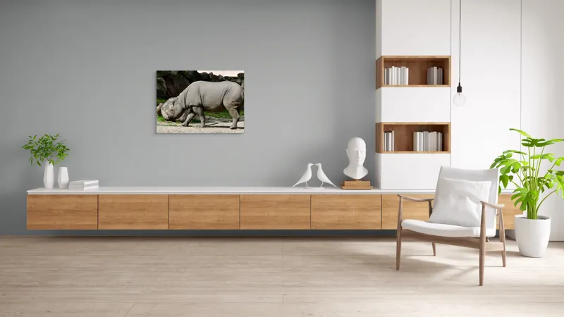 Tablou Canvas, "Rinocerul în habitatul său natural", Rhino, Piatra, Copaci, Umbre, Texturi, Nisip, Verdeață, Lumina, 100 x 70 cm – poza 6