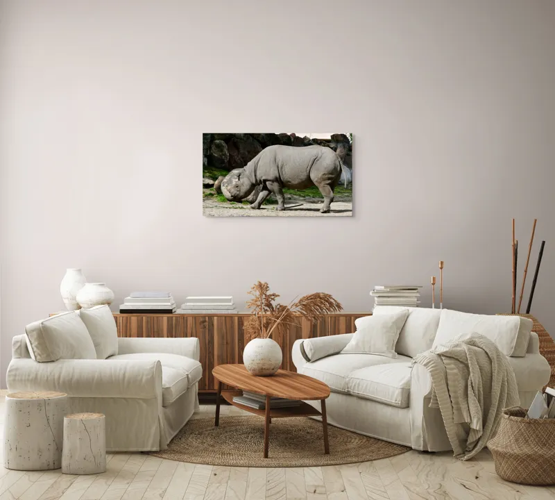 Tablou Canvas, "Rinocerul în habitatul său natural", Rhino, Piatra, Copaci, Umbre, Texturi, Nisip, Verdeață, Lumina, 90 x 50 cm – poza 4