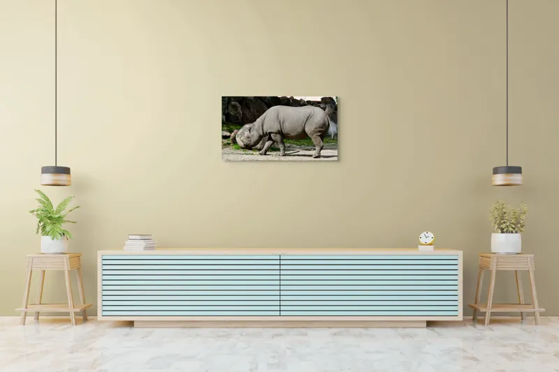 Tablou Canvas, "Rinocerul în habitatul său natural", Rhino, Piatra, Copaci, Umbre, Texturi, Nisip, Verdeață, Lumina, 90 x 50 cm – poza 5