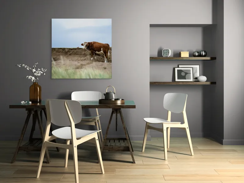 Tablou Canvas, "Vaca solitară pe dunele pustii", Vacă, Peisaj, Nisip, Cer, Iarbă, 100 x 100 cm – poza 6