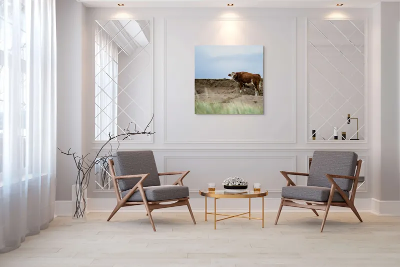 Tablou Canvas, "Vaca solitară pe dunele pustii", Vacă, Peisaj, Nisip, Cer, Iarbă, 100 x 100 cm – poza 7