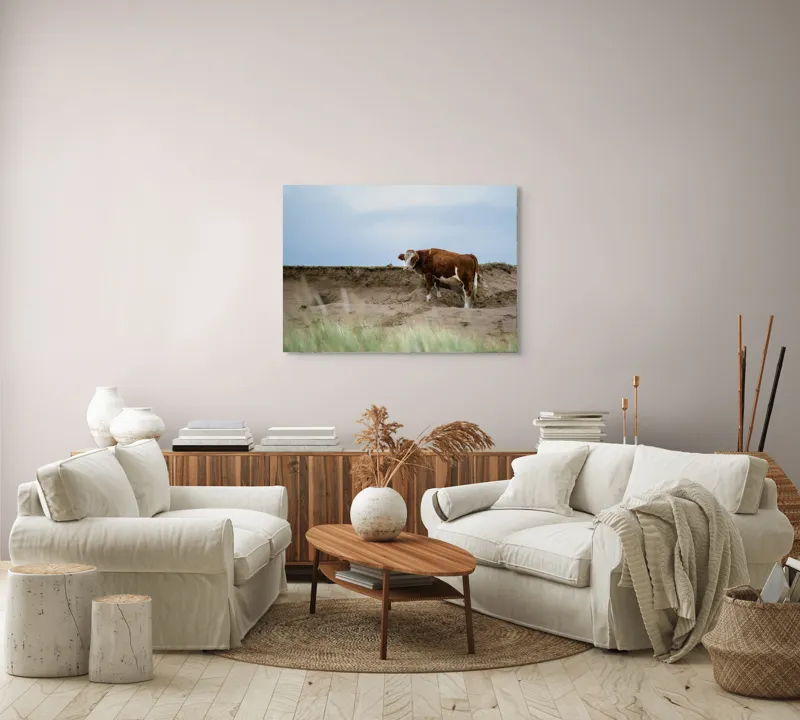 Tablou Canvas, "Vaca solitară pe dunele pustii", Vacă, Peisaj, Nisip, Cer, Iarbă, 100 x 70 cm – poza 3