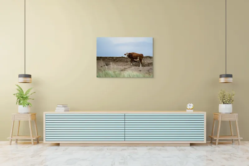 Tablou Canvas, "Vaca solitară pe dunele pustii", Vacă, Peisaj, Nisip, Cer, Iarbă, 100 x 70 cm – poza 4
